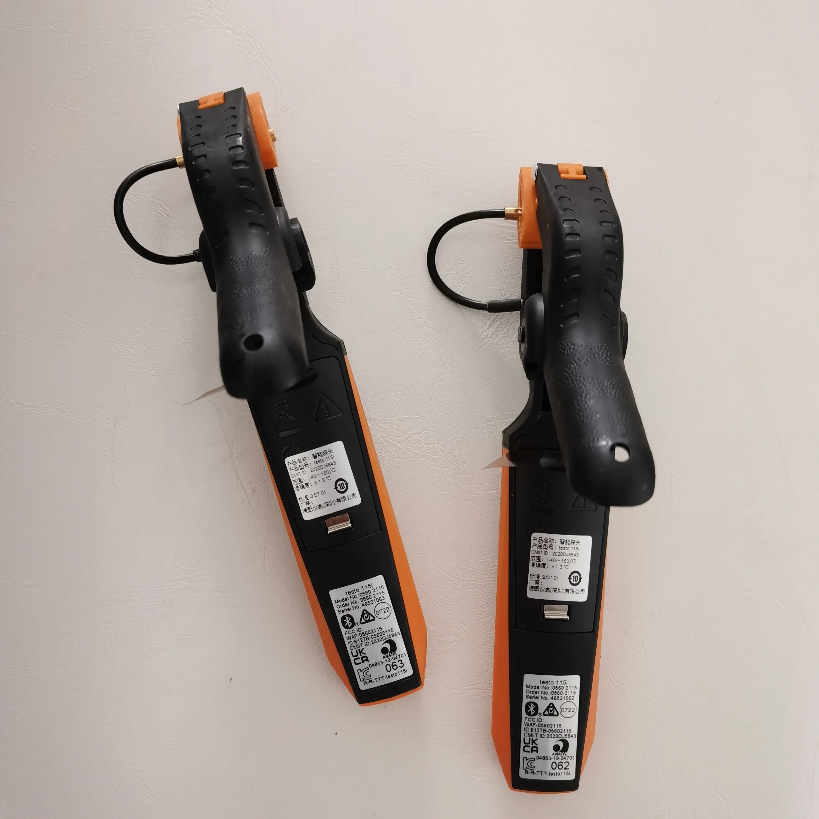 Термометр-зажим 115i работающий с помощью термогигрометра Testo смартфона