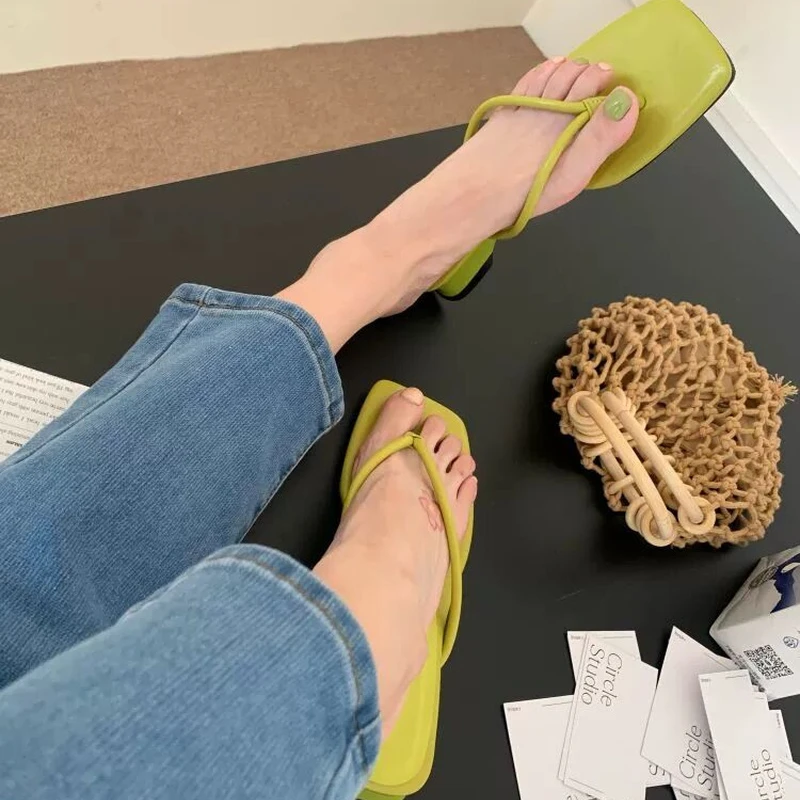 

2022 Women's Slippers Summer Flip-flops Low-heeled Simple Fashion Women's Slippers Solid Color Large Size Women's Beach Shoes