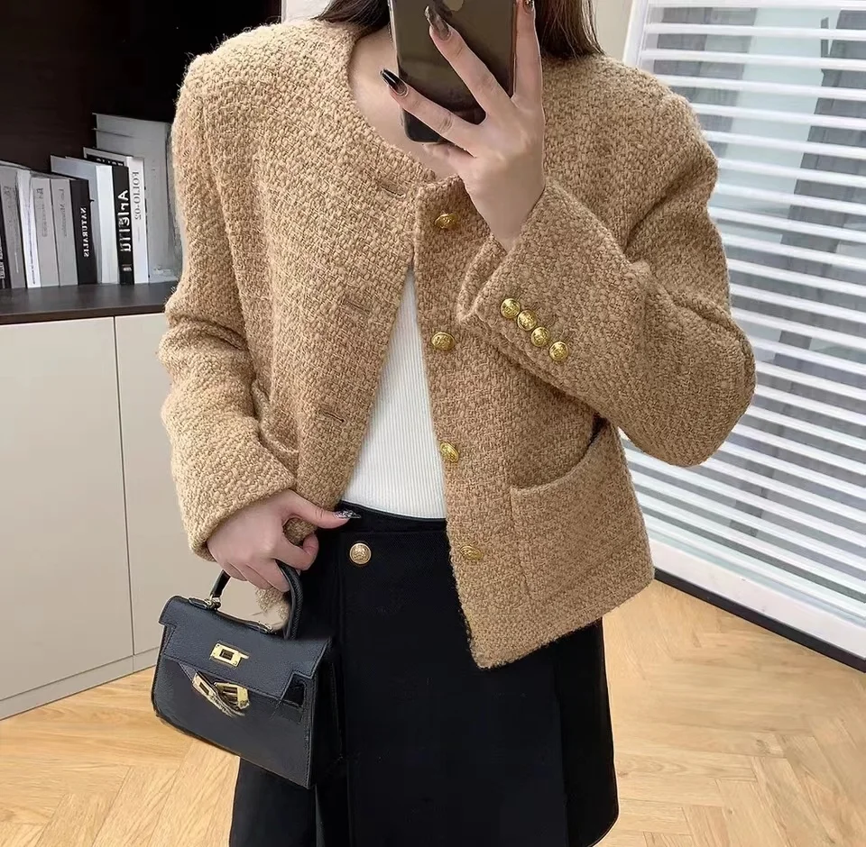 Молодой и красивой стеганой изящной верхней одежды цвета хаки в стиле вестерн 2023