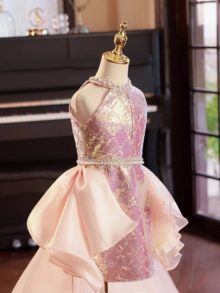 Женское вечернее платье со шлейфом элегантное с блестками и жемчужинами 2024