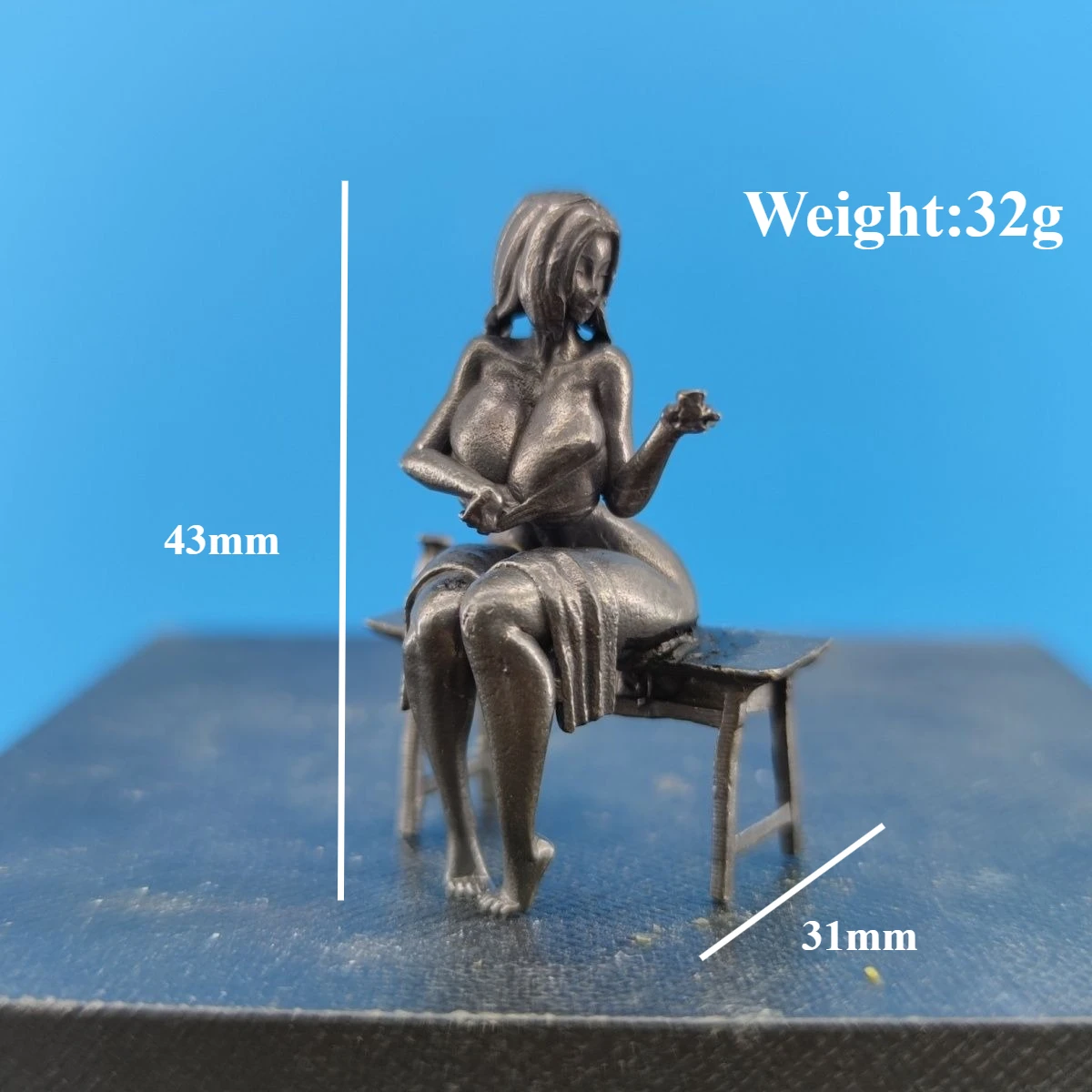 Медная статуэтка девушки