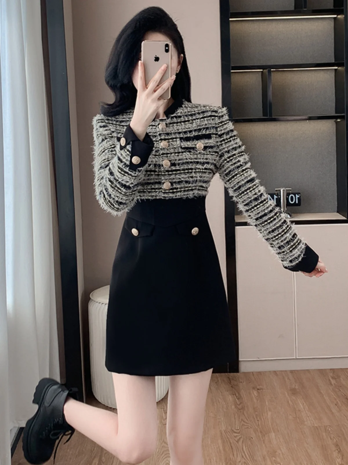 Женское облегающее платье с юбкой трапециевидной формы черное в стиле