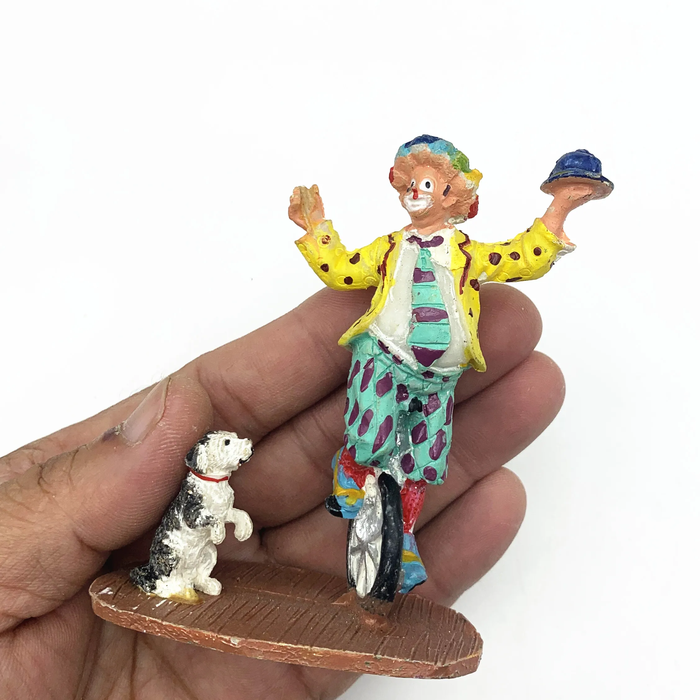 

Миниатюрная кукла из канифоли