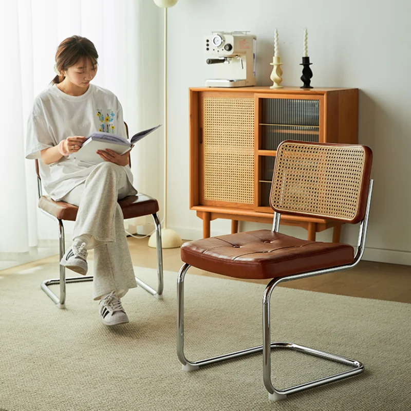 Деревянный обеденный стул