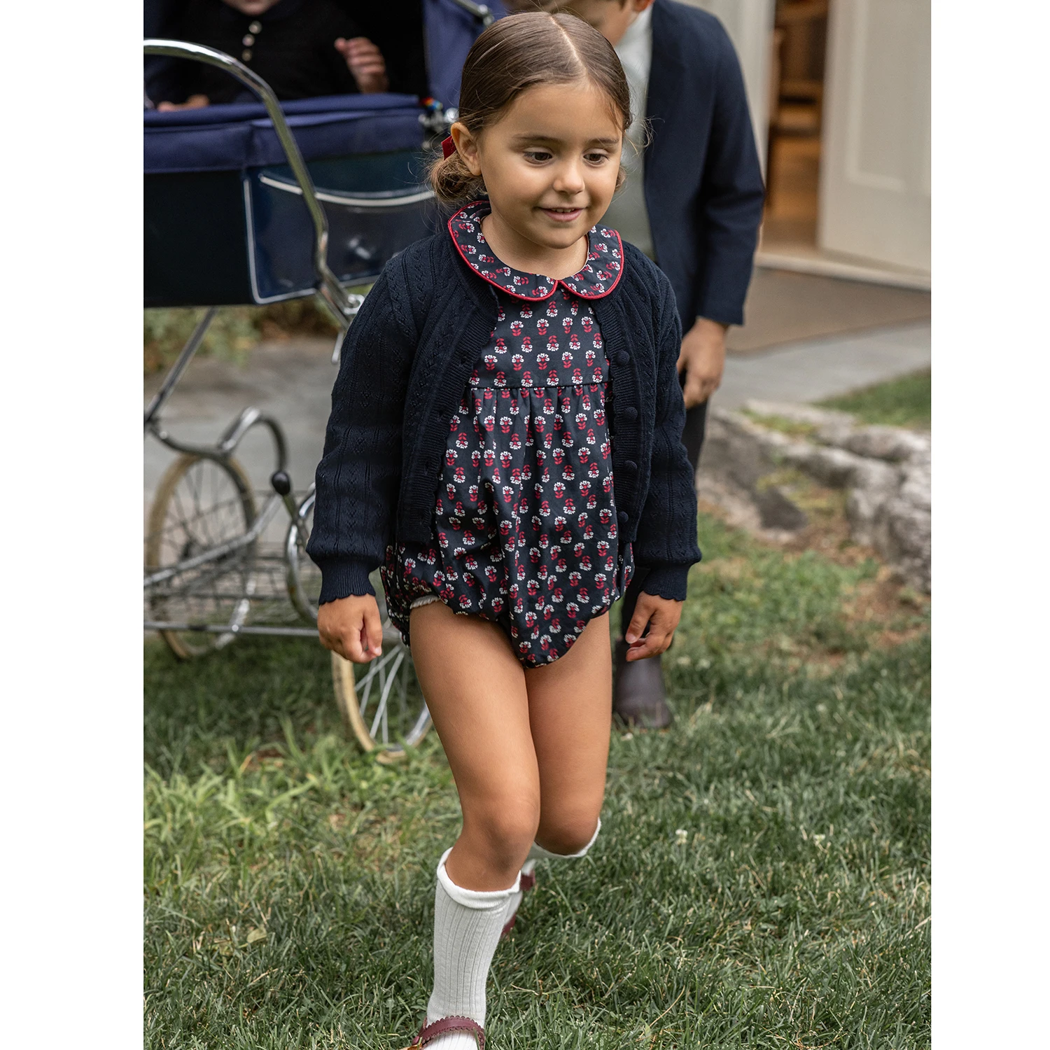 Фото Коллекция AP AW26 Madeline: Платье с цветочным принтом для девочек, свитер с круглым вырезом для мальчиков, семейная одежда для братьев и сестер. №4