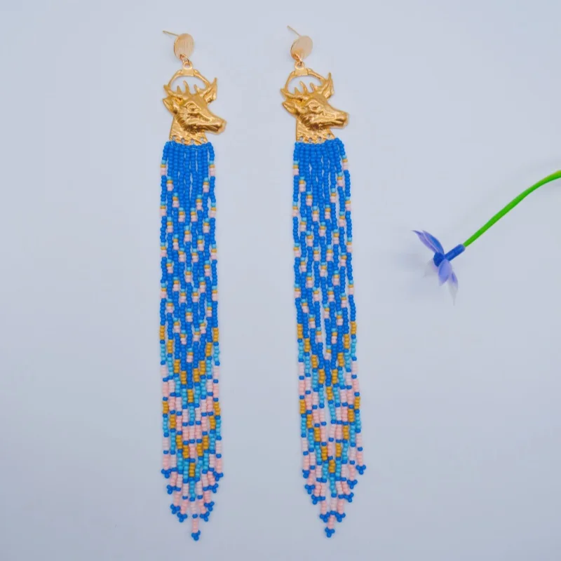 Серьги из рисовых бусин с кисточкой голова оленя оригинальность ручное вязание