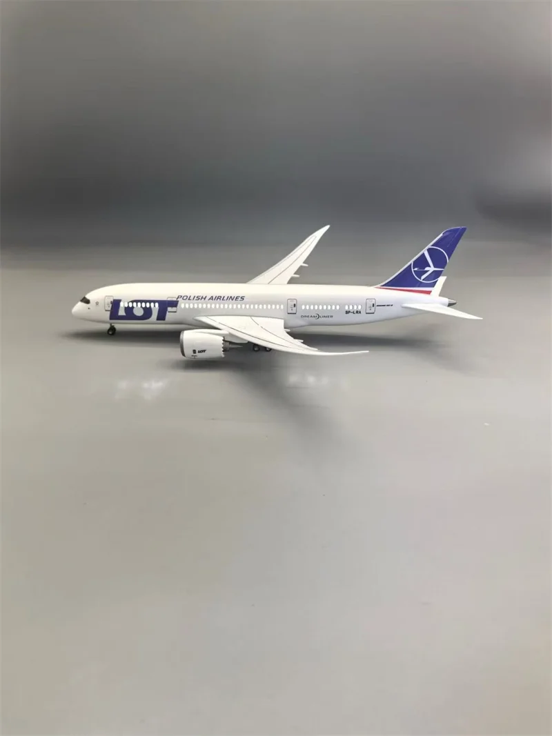 Фото Масштабная модель самолета LOT 787-8 Polish Airlines 1:130, 43 см, с подсветкой колес, из литой смолы, для коллекции, демонстрации, подарков и фанатов №3