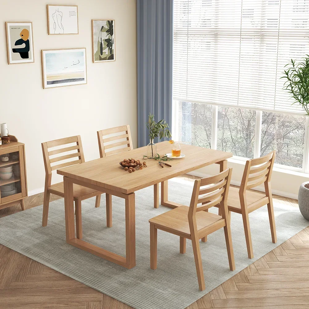 Обеденный стол из цельного дерева в скандинавском стиле небольшой бытовой