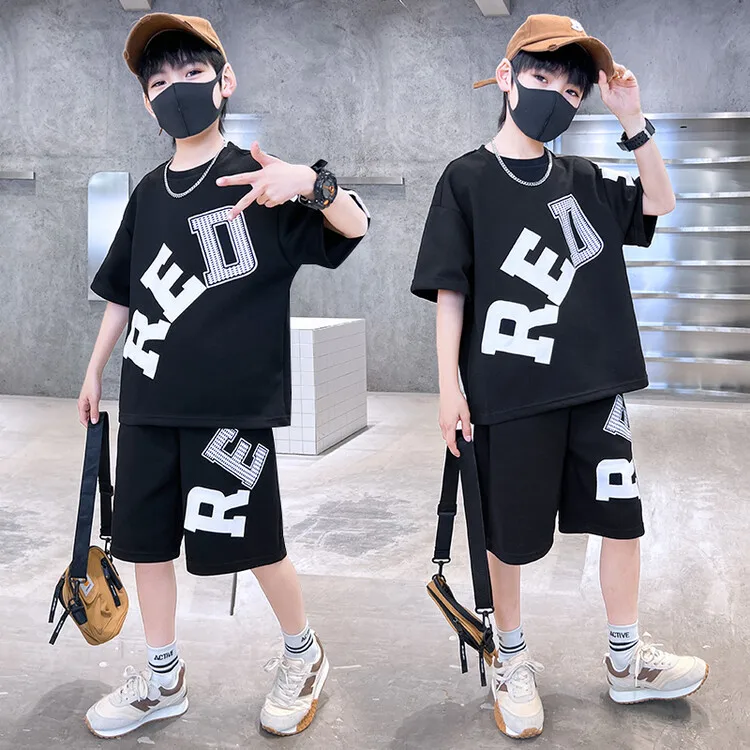 

Детская одежда летний комплект с коротким рукавом 2023 модный костюм для мальчиков с принтом букв и короткими рукавами + повседневные брюки 2 шт.