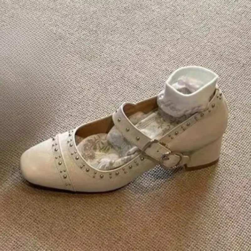 Новинка осени женские модные туфли с квадратным носком заклепками и