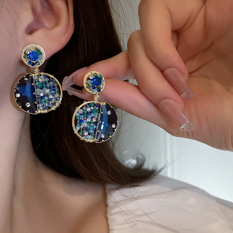 

Женские серьги-гвоздики с голубыми кристаллами