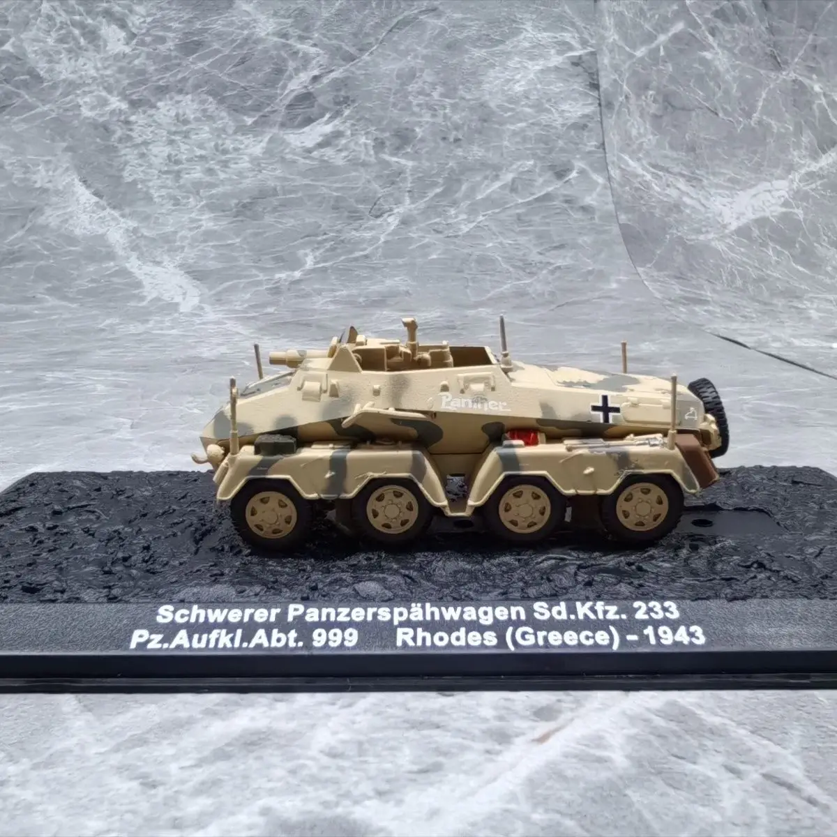 Фото Масштабная модель немецкого восьмиколесного автомобиля Sd.Kfz.233 1943 года (1/72) из сплава (основной корпус) и пластика, сувенир. №2