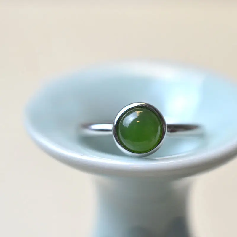 

Женское кольцо из серебра пробы с нефритом