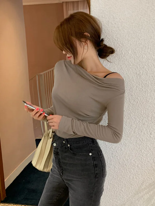 Корейская осенняя версия 2024 новая футболка с косым воротником и открытыми