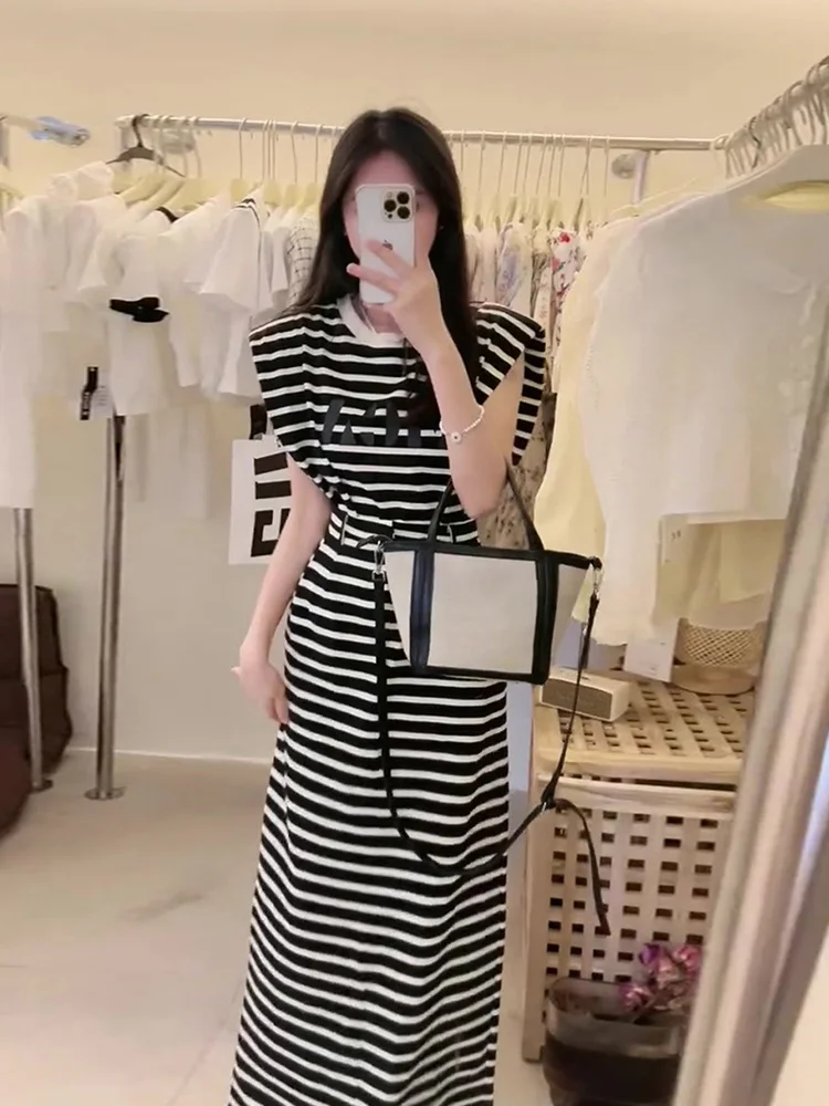 

Contrast sports striped dress for women in summer with a pear shaped figure and a slightly chubby figure. Wear it with a mid