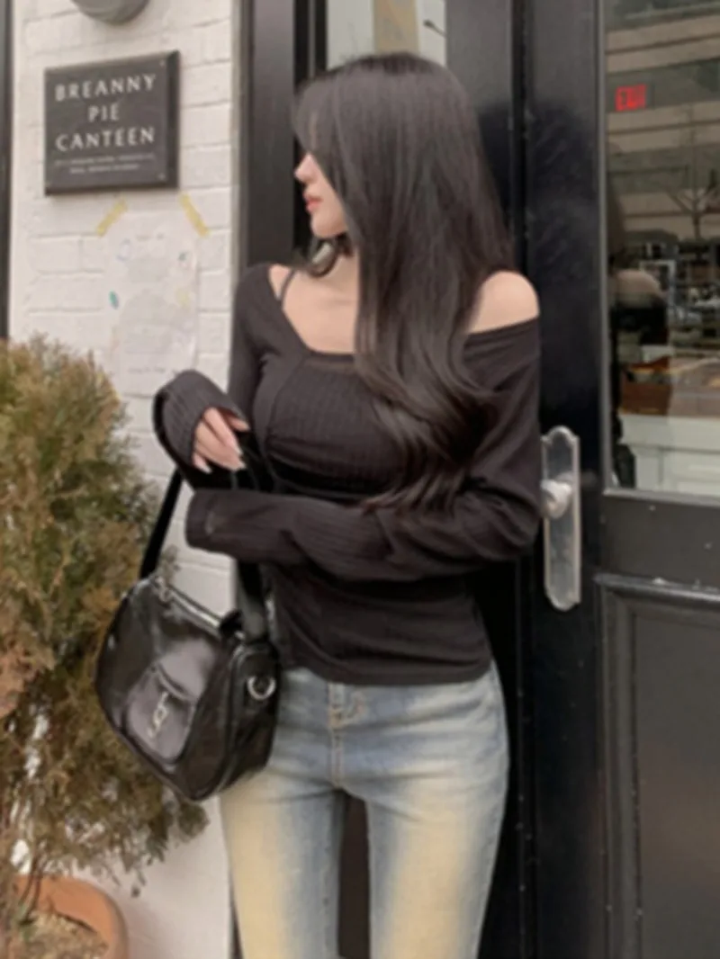 Женский пуловер с воротником-лодочкой открытыми плечами и длинным рукавом