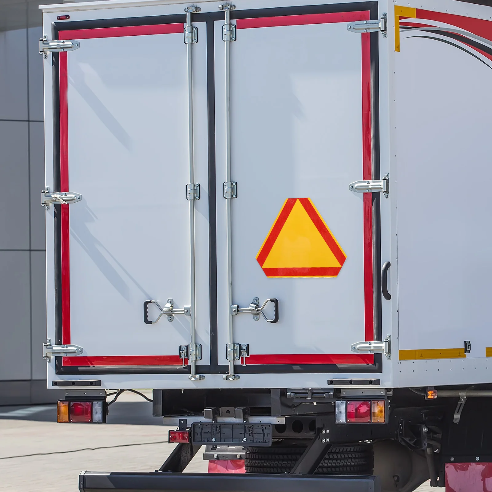 Рисунок 3 - Светоотражающий треугольный знак автомобиля