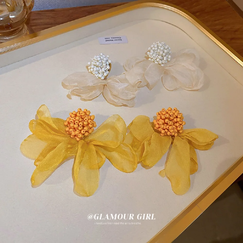 Модные Простые креативные серьги для женщин с тканевым цветочным дизайном изысканные женские серьги-кольца белый/желтый стиль рококо