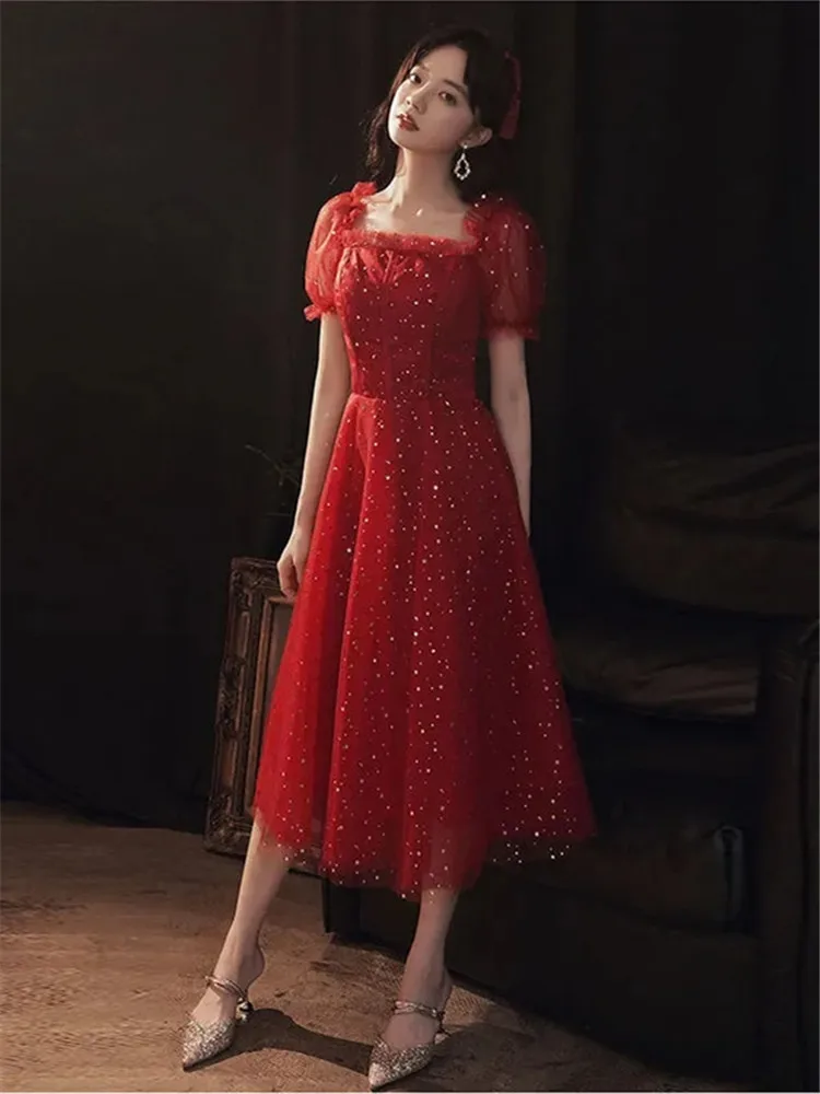 Винно-красное платье средней длины женское однотонное с блестками квадратным