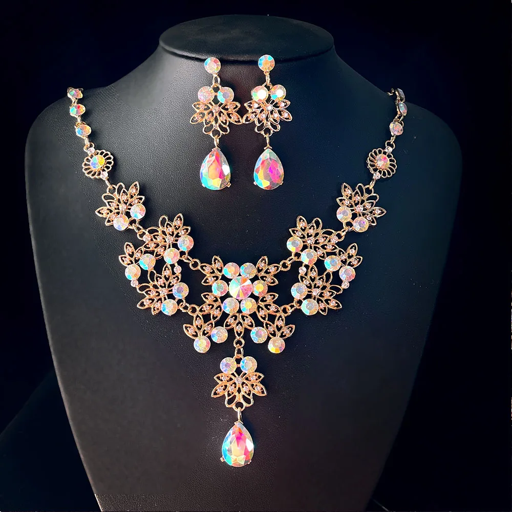 Роскошный комплект из колье и серёг с кристаллами