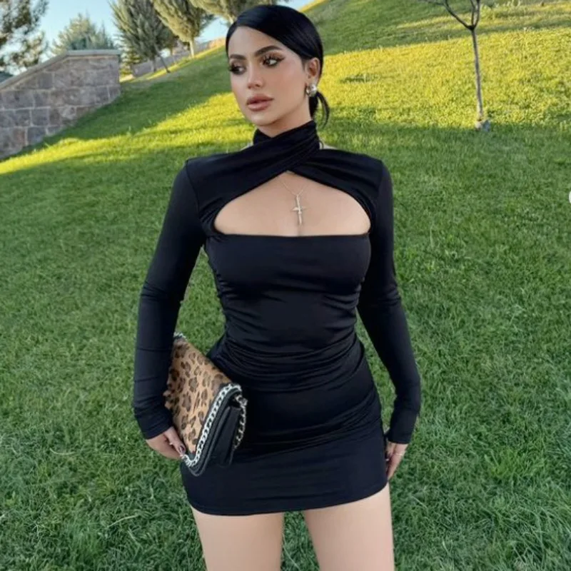 Женское мини-платье с открытой спиной