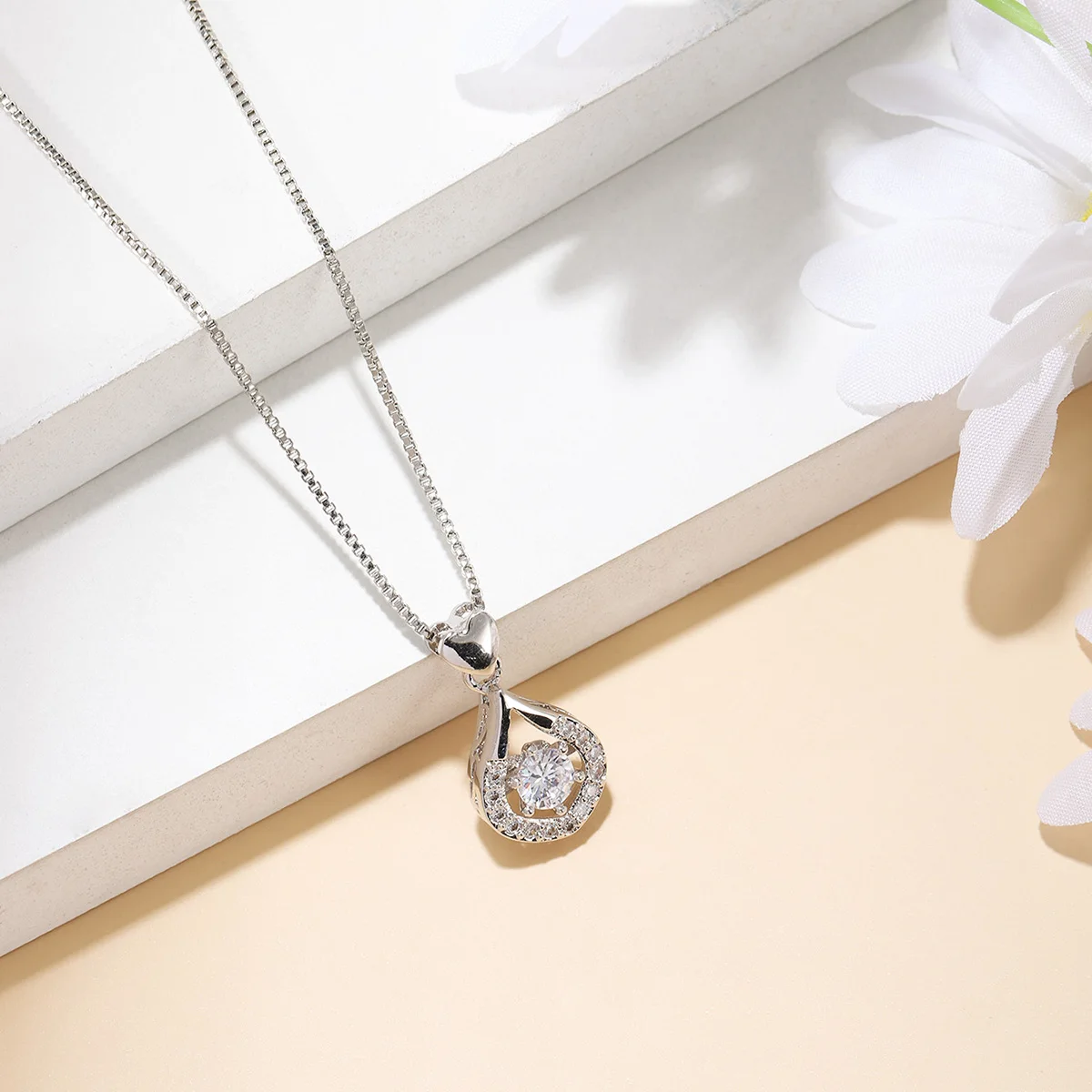 

Small Crowd Water Drop Pendant Necklace White Zircons Inlaid Exquisite Jewelry Female Pendant Necklace