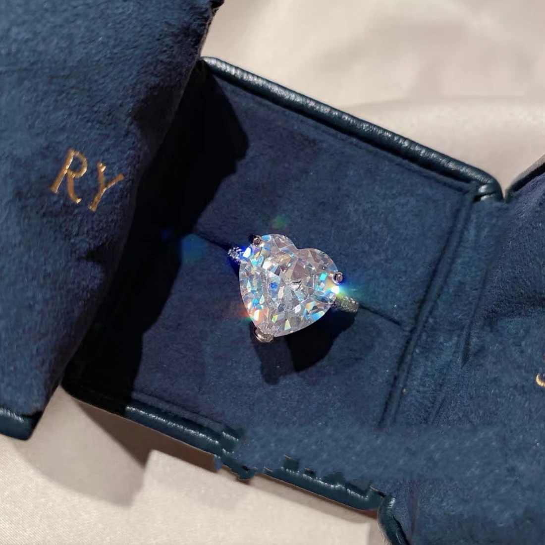 

Женское кольцо из серебра 925 пробы, с бриллиантом 2 карата