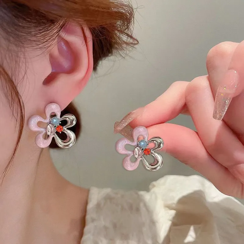 

Kiss Jewelry Hollow Flower Shape Piercing Stud Earrings for Women Rhinestone Splicing Color Sweet Korean Fashion Earring Brincos