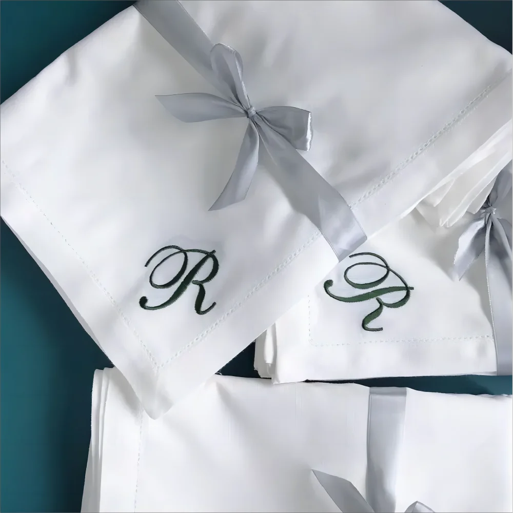 Белые обеденные салфетки с монограммой и вышивкой белые подарочные для