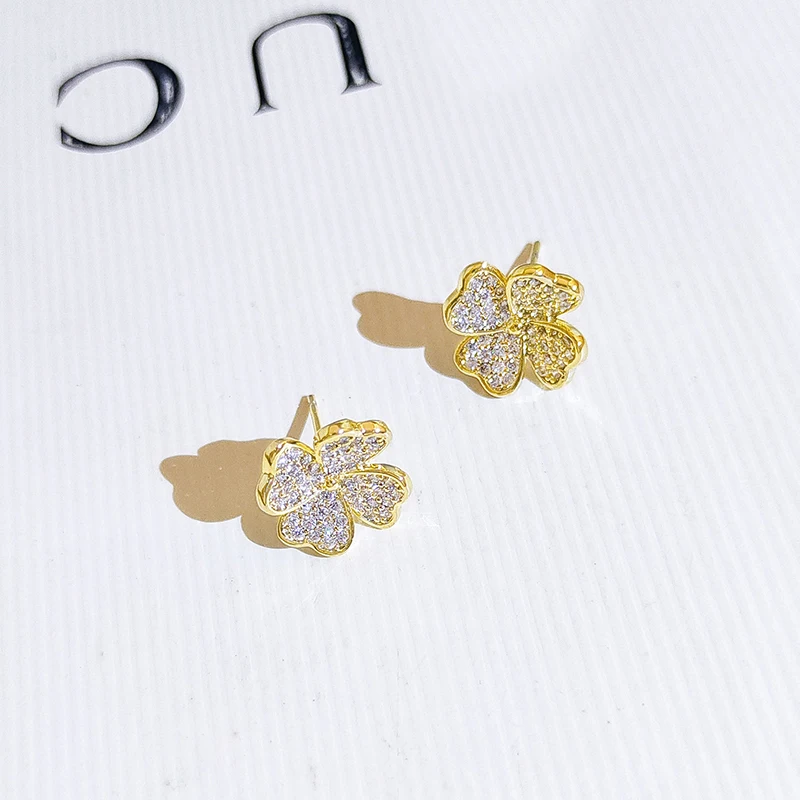 Маленькие серьги в виде четырехлистного клевера для женщин модные