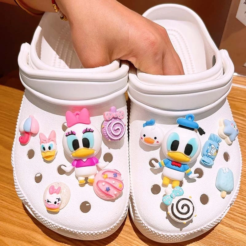 Фото 2025 MINISO Микки и Минни Дональд Дак подвески для обуви DIY аксессуары для обуви съемные зажимы для обуви для Colg Disney с мультяшной тематикой №5