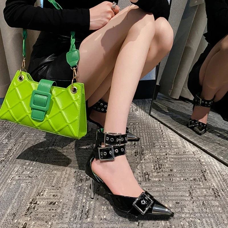 Женские босоножки в стиле панк черные сандалии с острым носком металлической