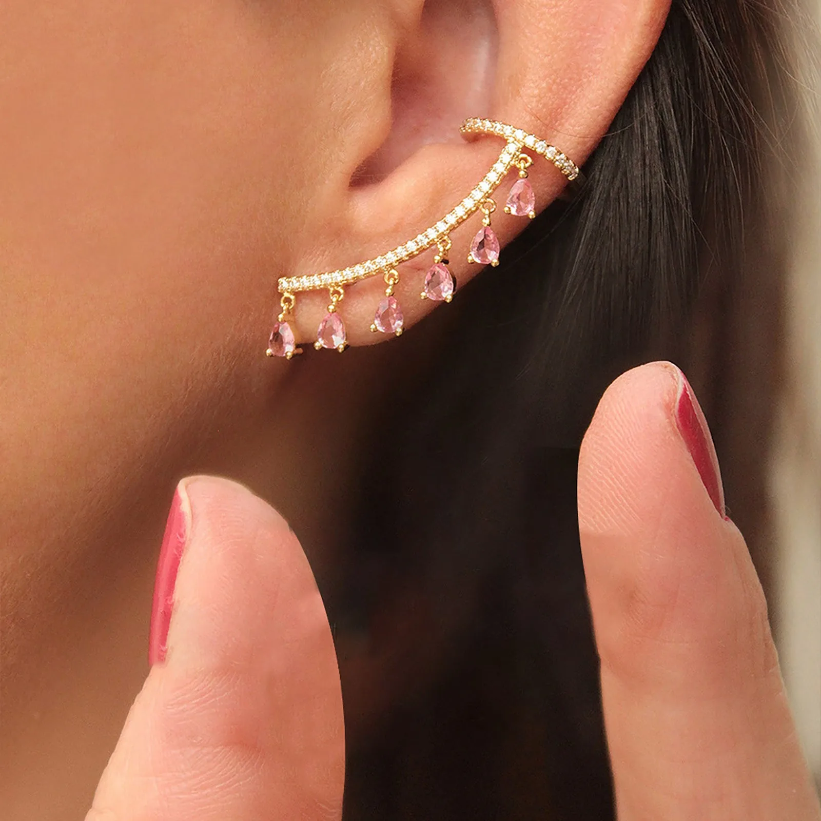 Уникальные серьги стильные с бриллиантами подходящие ко всему ювелирные изделия