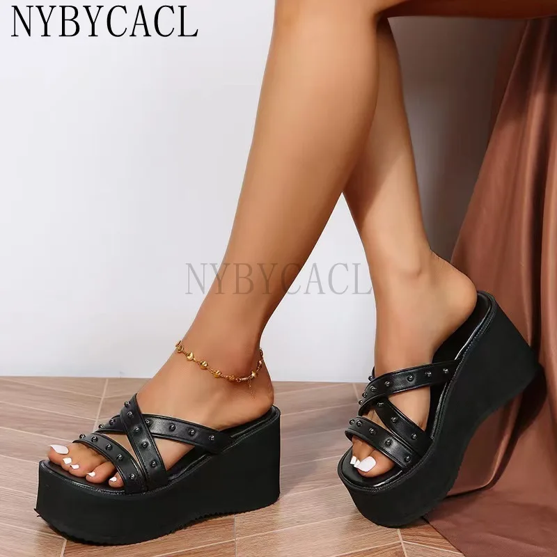 Женские босоножки на танкетке черные удобные шлепанцы с двумя ремешками и