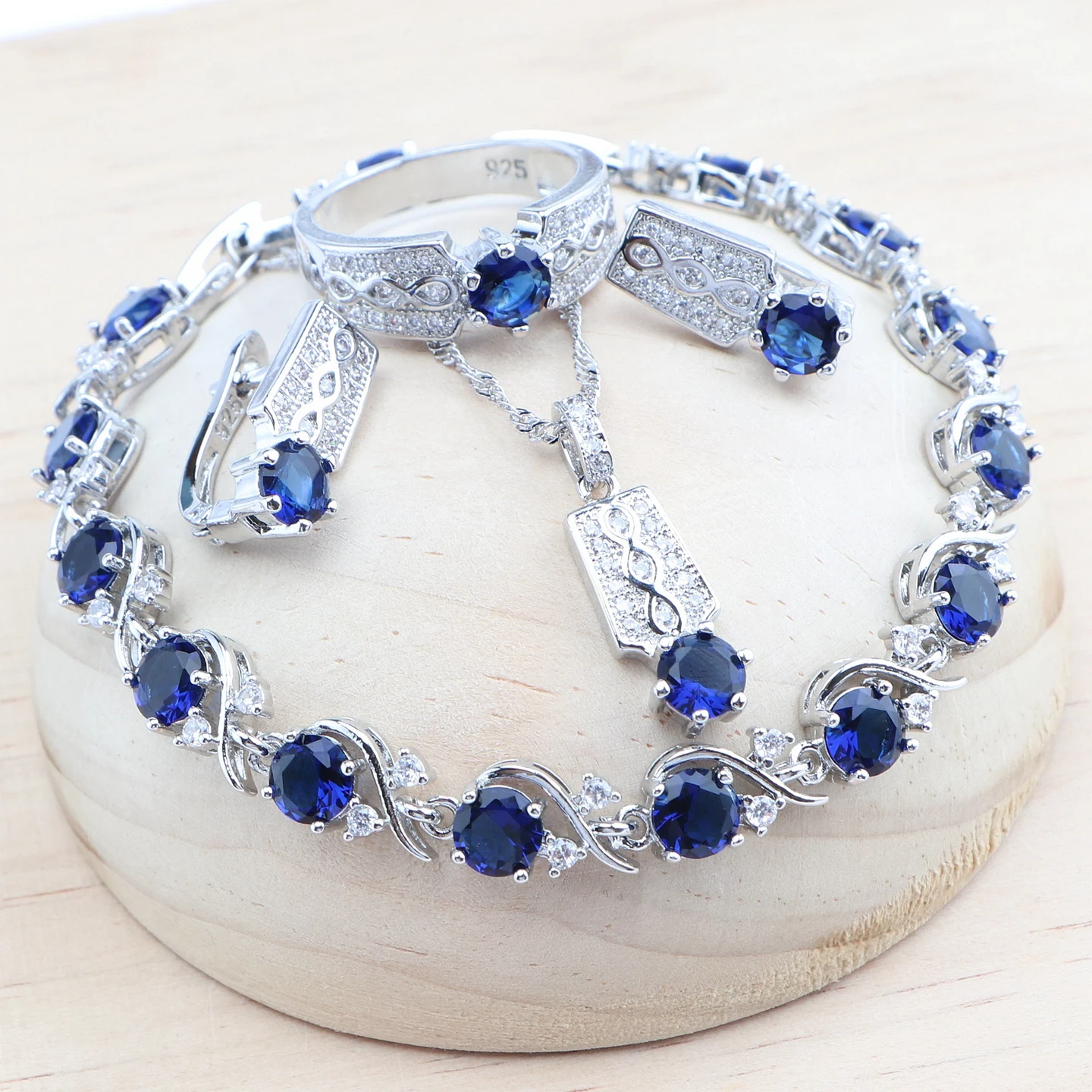 

Женский комплект из колье, серёг и браслета, из серебра 925 пробы