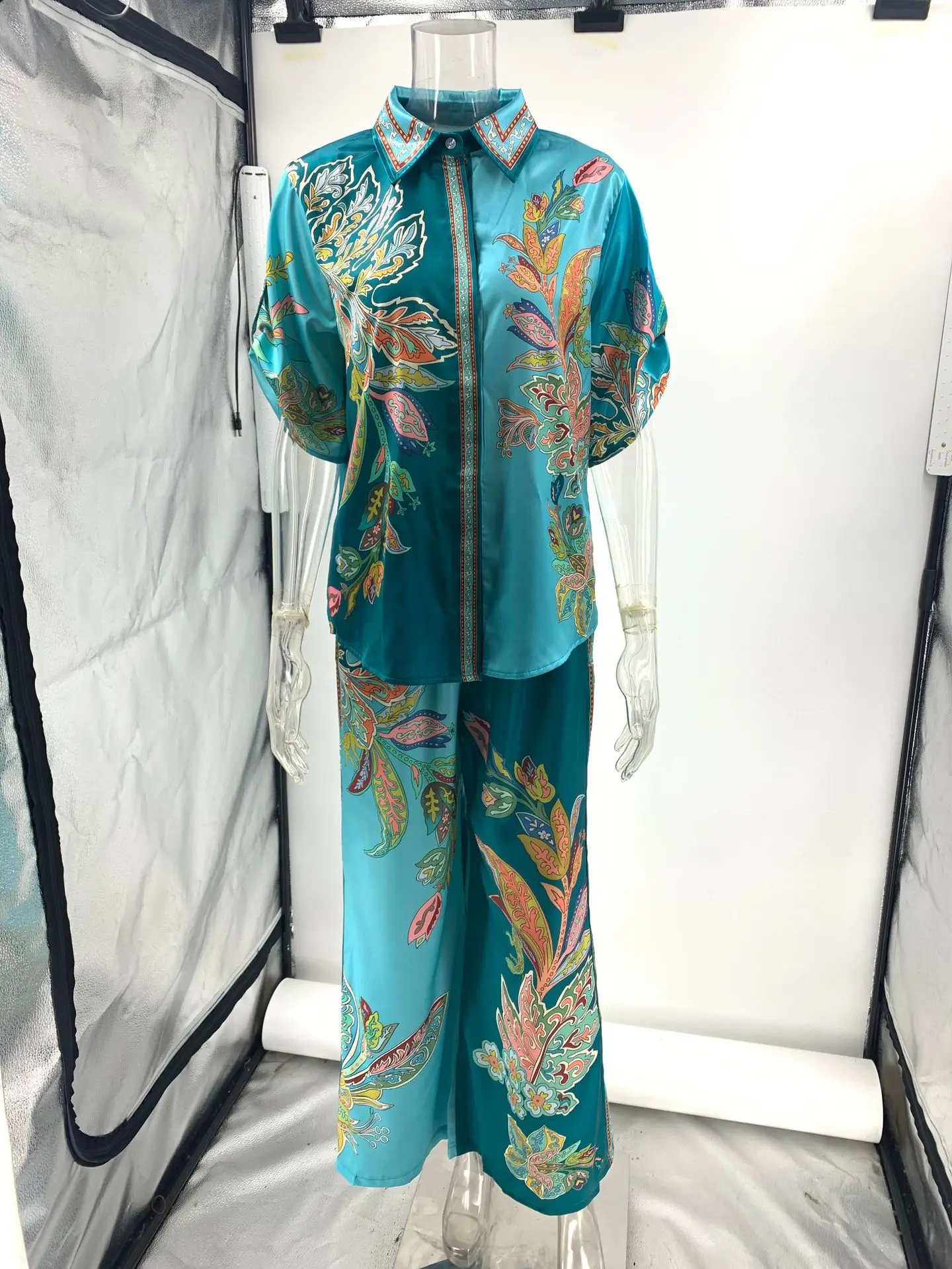 Женские атласные широкие брюки с винтажным принтом блузка коротким рукавом и