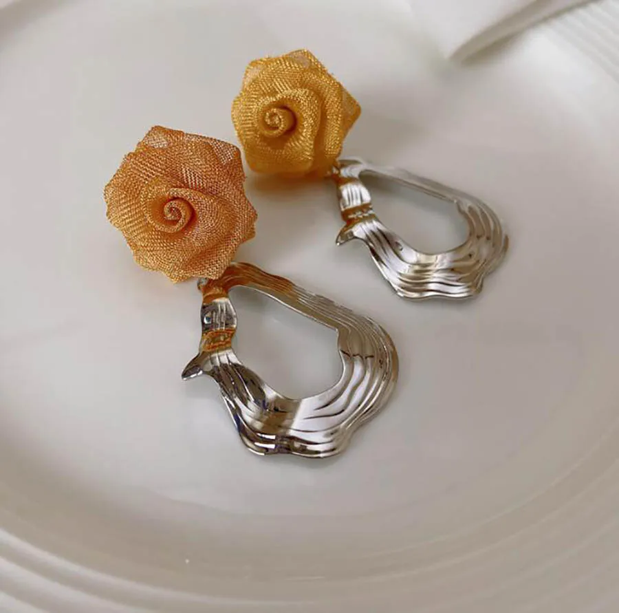 

French Retro Rose Flower Stud Earrings Women's Metal Texture Hollow Water Drop Designer romance vintage holiday ear jewelry