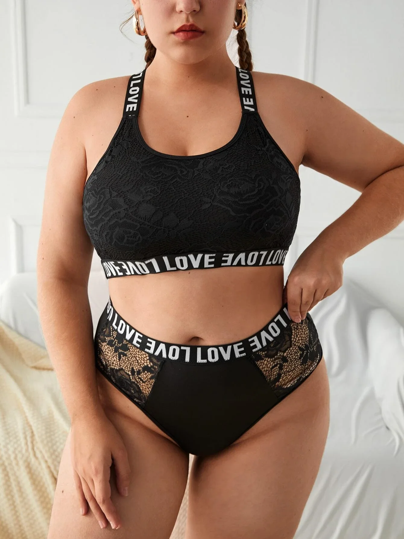 

Tape Contrast Lace Lingerie Set