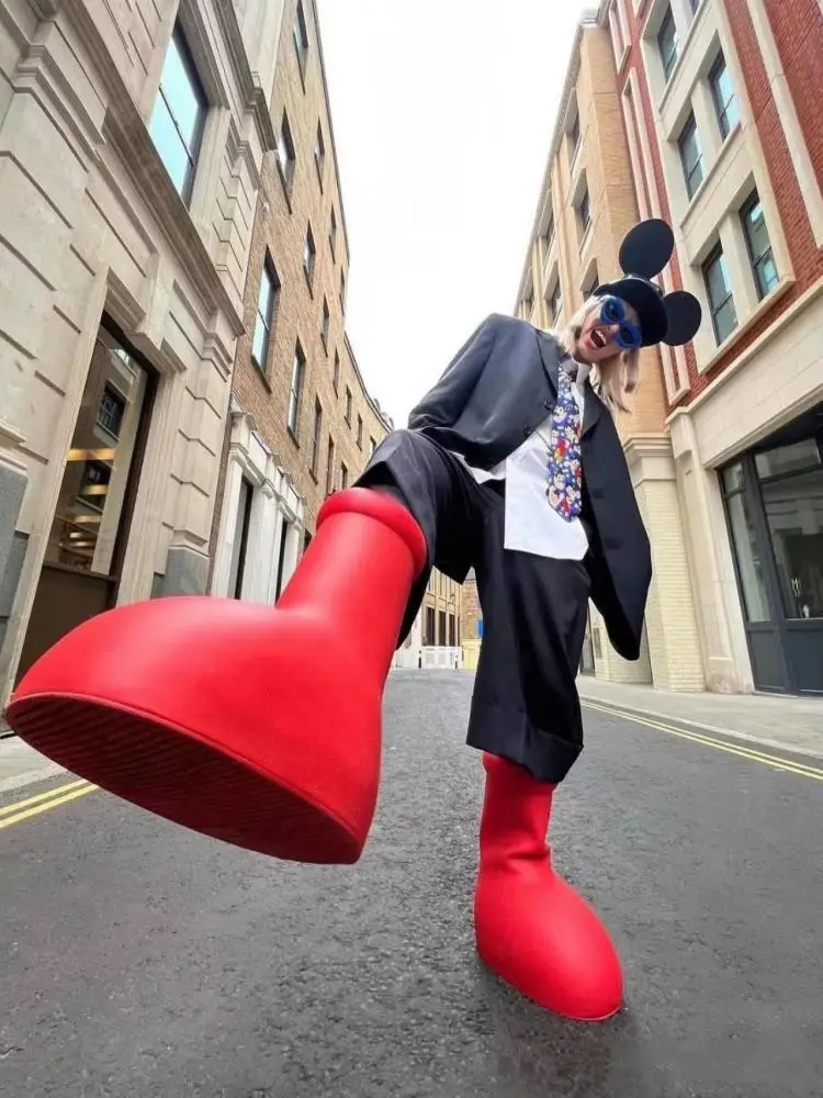 красные ботинки mschf. красные сапоги mschf. хасбик в красных ботинках. хасбик в красных ботинках. большие красные ботинки.