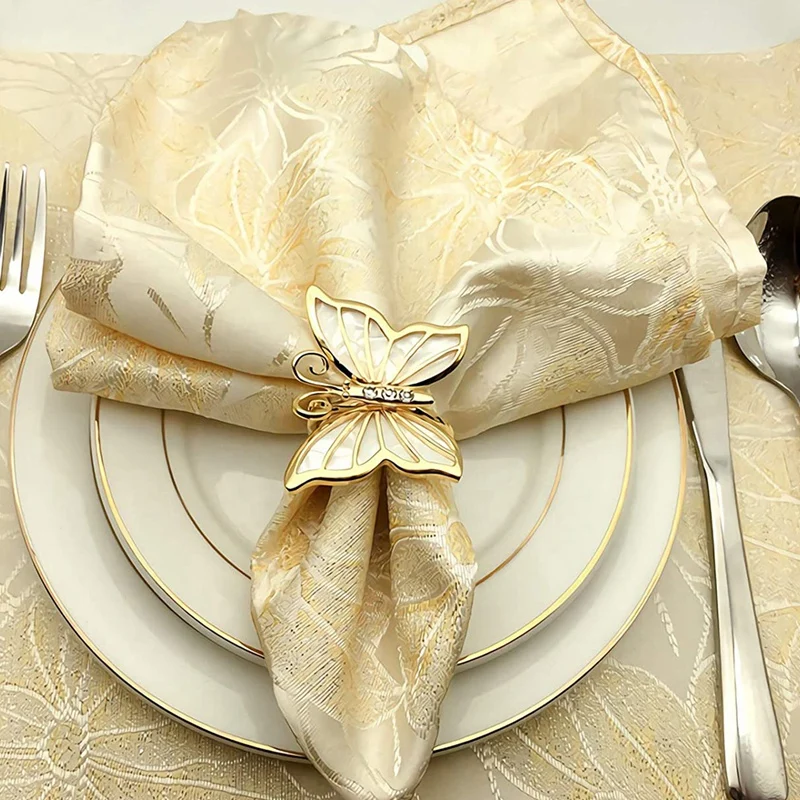 Кольца для тканевых салфеток. Как одеть кольцо на салфетку. Зажимы для салфеток для сервировки. Тарелка салфетка с кольцом. Как одеть кольцо на салфетку.