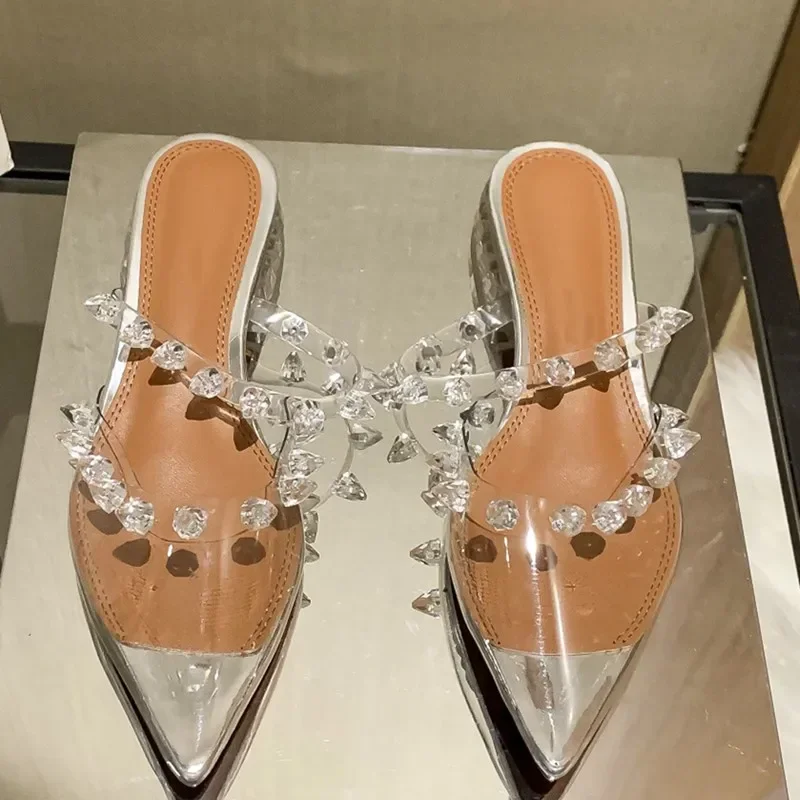 Женские туфли на каблуке с заклепками