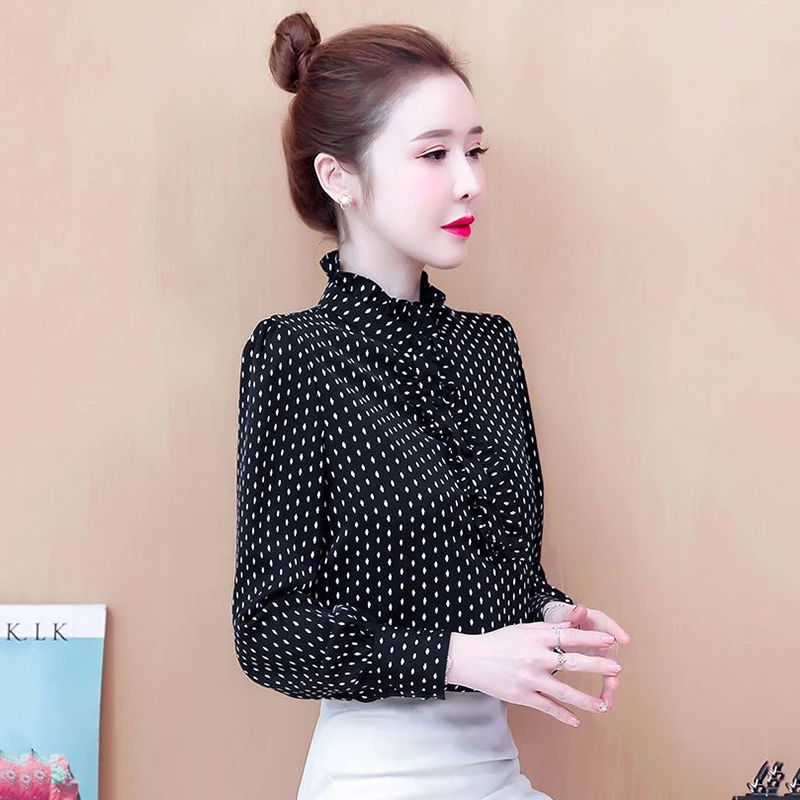 Женская шифоновая блузка в горошек с длинным рукавом и воротником виде листьев