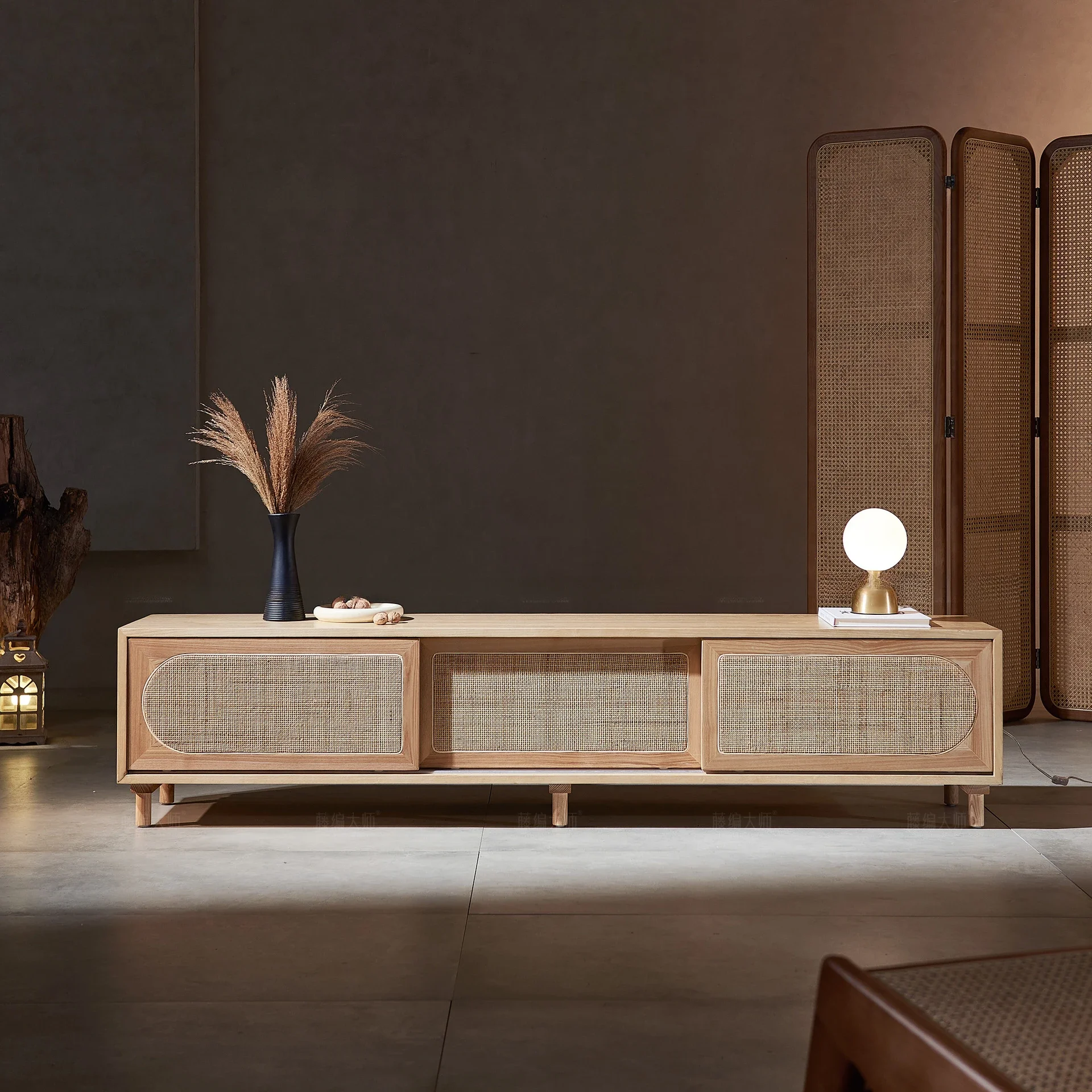 Простой шкаф для телевизора из цельного дерева ротанга в японском стиле шкафчик