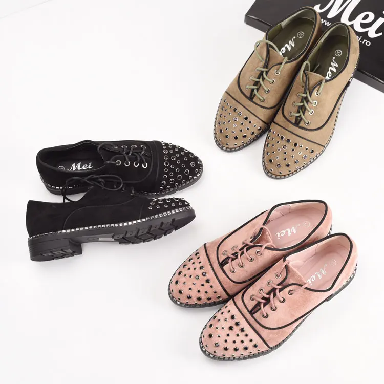 

Женские кроссовки на низком каблуке, с круглым носком и заклепками