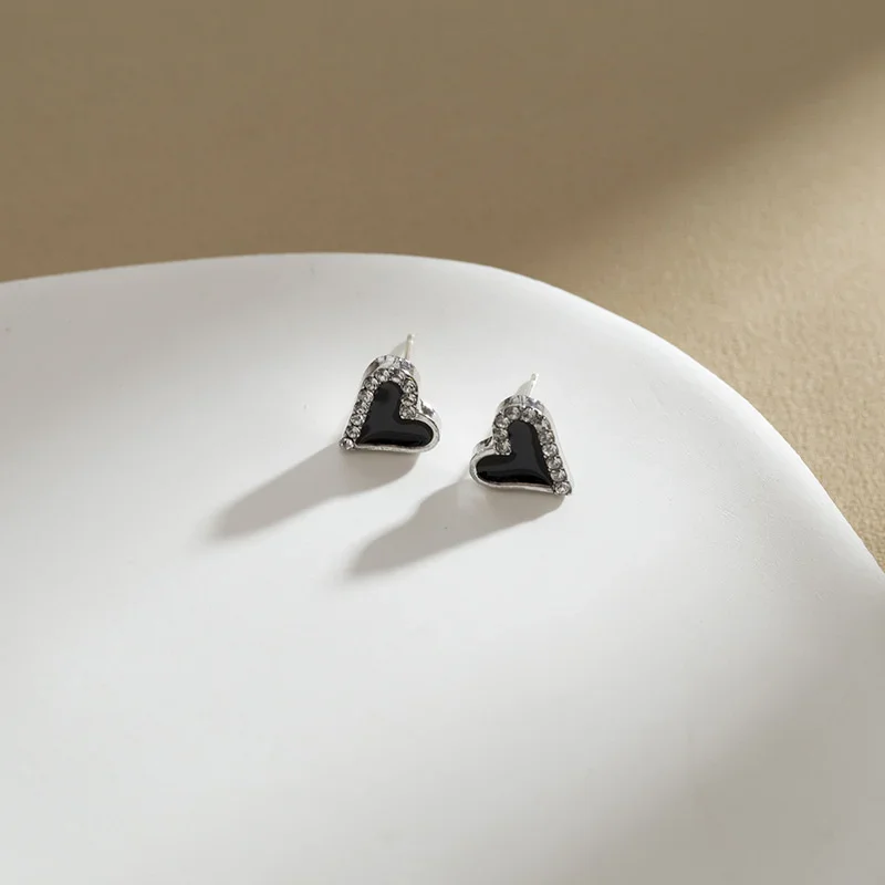 Серьги-гвоздики с блестящим цирконием и черным сердечком