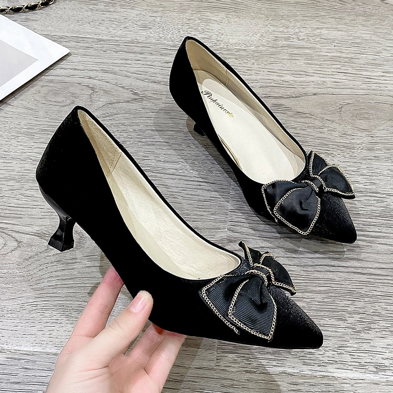 

HKXN 2022 модные женские туфли-лодочки с острым носком с атласным бантом дизайн с низким вырезом слипоны на тонком высоком каблуке элегантные т...