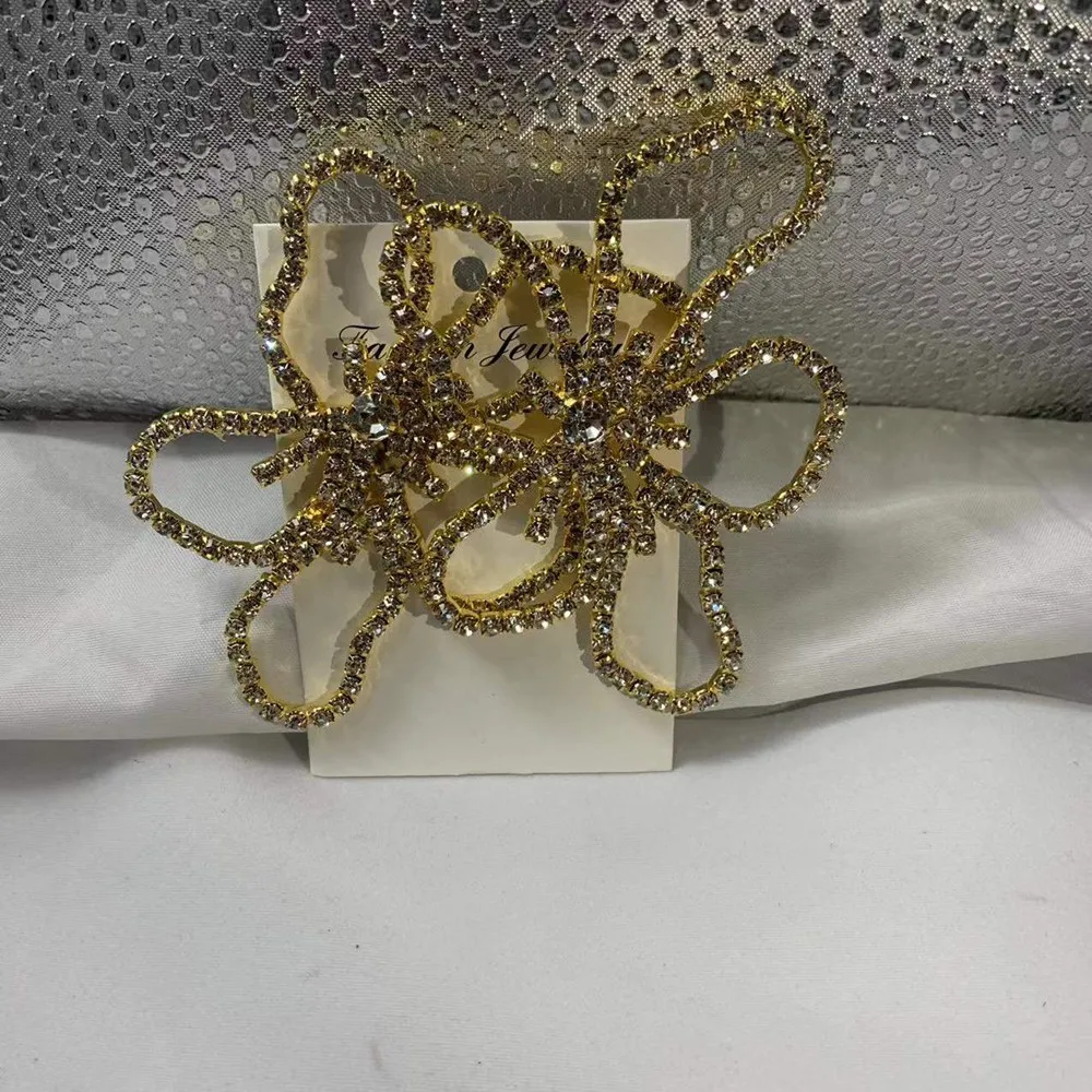 Новинка серьги-гвоздики в форме цветка с кристаллами неправильной формы