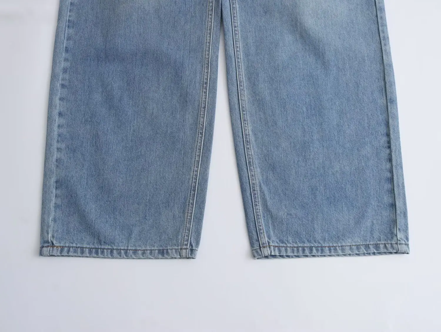 Женские джинсы с высокой талией и прямыми штанинами