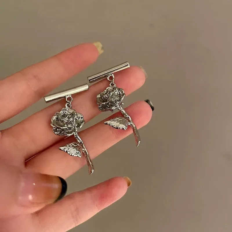 

Модные серебряные металлические висячие серьги в виде Розы, привлекательные серебряные серьги для молодых девушек, металлические серьги в ...