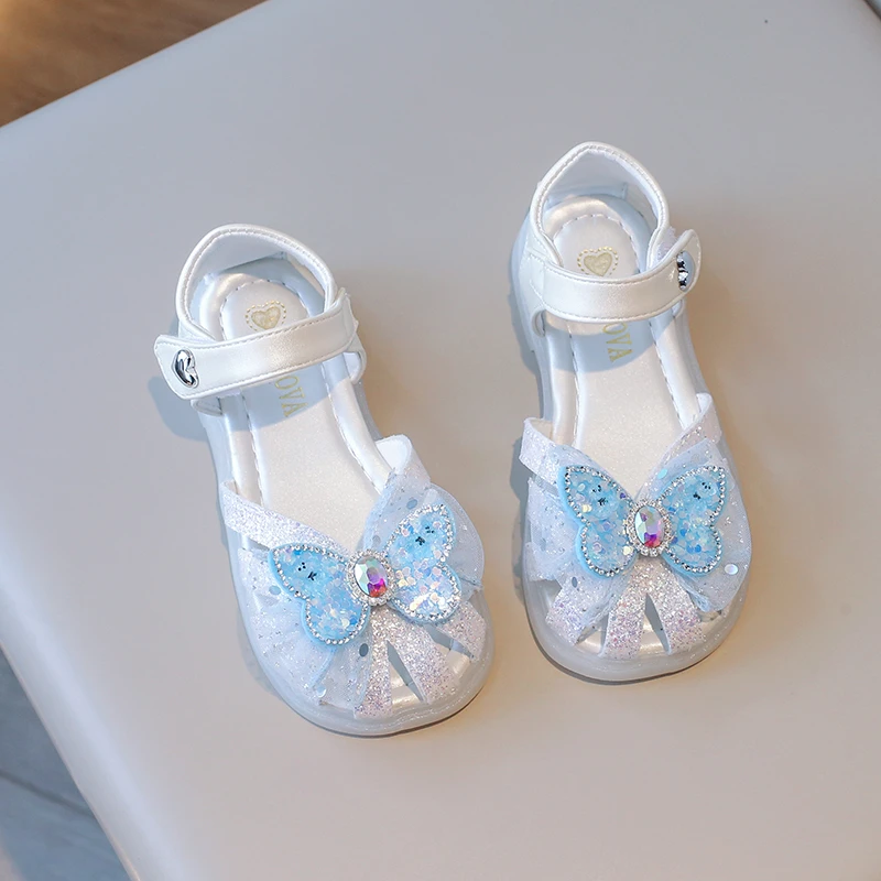 

Детская обувь для девочек с бабочкой 2023, блестящие летние новые мягкие детские повседневные туфли с открытым носком для принцессы, Мэри Джейн, свадебные фото